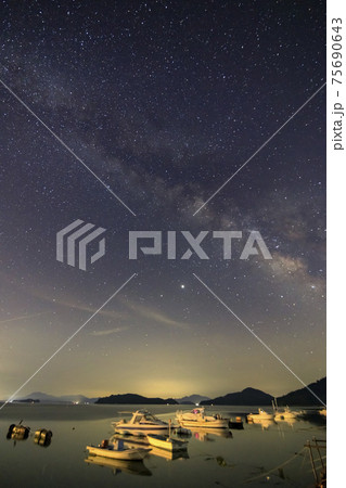 初夏の星景色　瀬戸内の漁港に流れる天の川 75690643