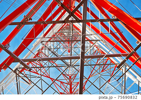 赤と白い送電鉄塔の構造 赤と白い送電鉄塔の構造 75690832