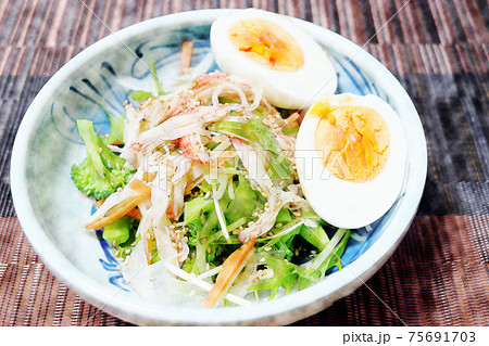 家庭的で素朴な自家製の「水菜とカニカマのサラダ」水彩画風 家庭的で素朴な自家製の「水菜とカニカマのサラダ」水彩画風 75691703