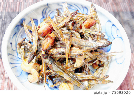 家庭的で素朴な自家製の「ナッツ添えの田作り」水彩画風 家庭的で素朴な自家製の「ナッツ添えの田作り」水彩画風 75692020