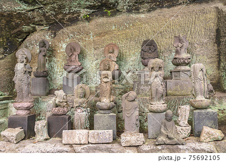 [千葉・鋸山] 鋸山で大野甚五郎英令に作成された西国観音と阿羅漢の仏像。 75692105