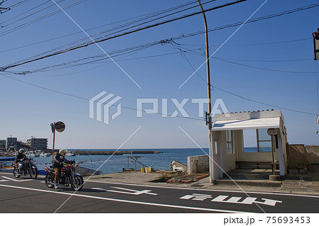 【神奈川県葉山町】真名瀬バス停前の風景 75693453