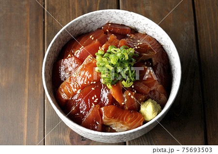 マグロとサーモンの2色漬け丼を俯瞰で撮影 75693503