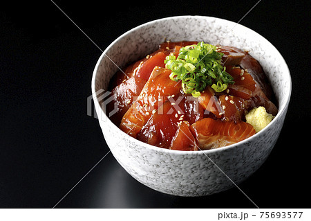 マグロとサーモンの2色漬け丼を黒背景で撮影 マグロとサーモンの2色漬け丼を黒背景で撮影 75693577