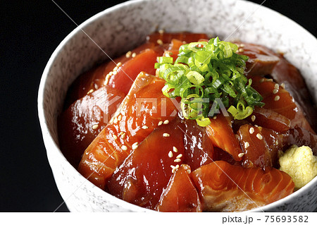 マグロとサーモンの2色漬け丼を黒背景で撮影 75693582