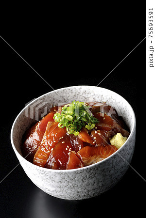 マグロとサーモンの2色漬け丼を黒背景で撮影 75693591