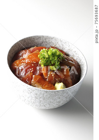 マグロとサーモンの2色漬け丼を白背景で撮影 マグロとサーモンの2色漬け丼を白背景で撮影 75693687