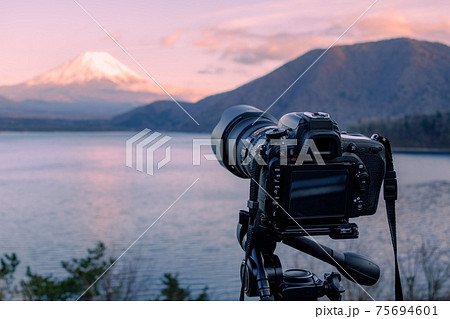夕焼け空と富士山を撮る一眼レフカメラ 75694601