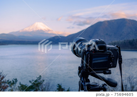 夕暮れ空と富士山を撮る一眼レフカメラ 夕暮れ空と富士山を撮る一眼レフカメラ 75694605
