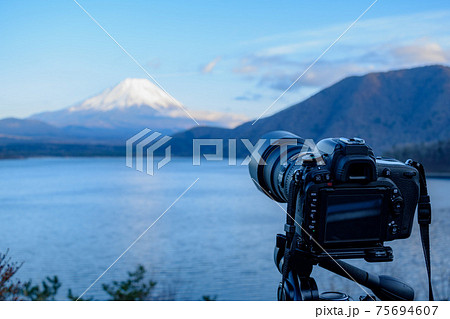夕暮れ前の青空を撮る一眼レフカメラと富士山 夕暮れ前の青空を撮る一眼レフカメラと富士山 75694607