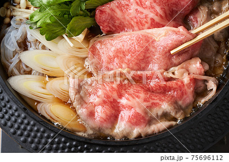 すき焼き すき焼き 75696112