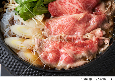 すき焼き すき焼き 75696113