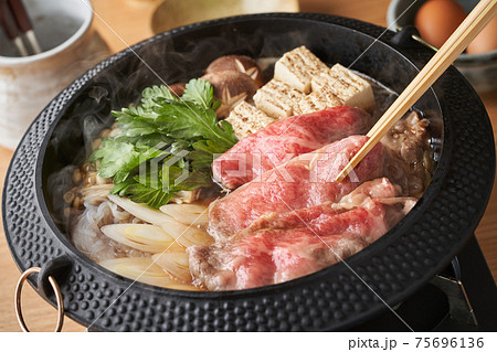 すき焼き すき焼き 75696136