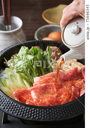 すき焼き鍋に割下を注ぐ 75696345