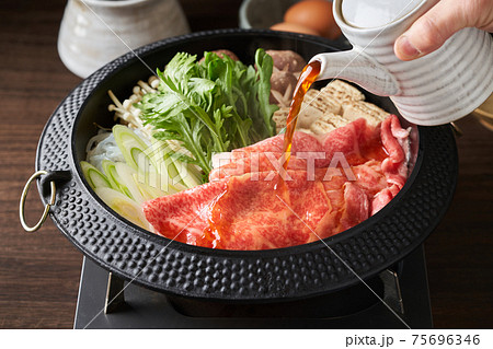 すき焼き鍋に割下を注ぐ 75696346