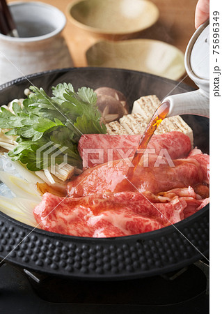 すき焼き鍋に割下を注ぐ 75696349