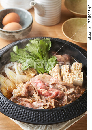 すき焼き すき焼き 75696390