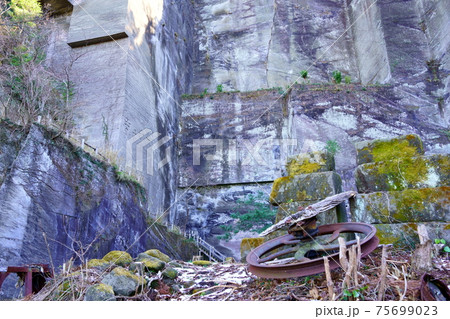 鋸山石切場跡・岩舞台（千葉県鋸南町・富津市） 75699023