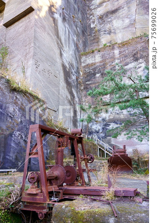 鋸山石切場跡・岩舞台（千葉県鋸南町・富津市） 75699026