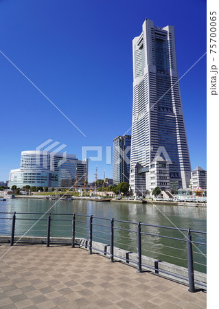 横浜　みなとみらいの運河の風景 75700065