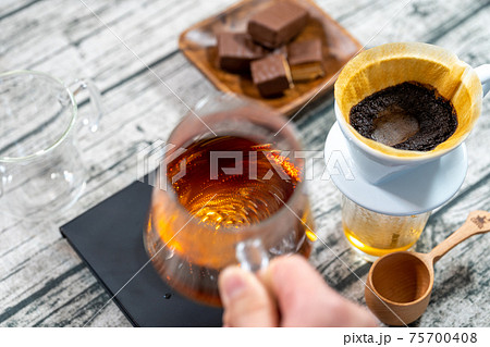 珈琲 ペーパードリップ抽出 ドリップサーバー 攪拌 かき混ぜる コーヒー色 ライトアップ 珈琲 ペーパードリップ抽出 ドリップサーバー 攪拌 かき混ぜる コーヒー色 ライトアップ 75700408