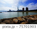 砂浜とタワーと海 75701903