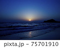 青い水平線に落ちる太陽 75701910