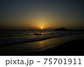 水平線に落ちる太陽 75701911