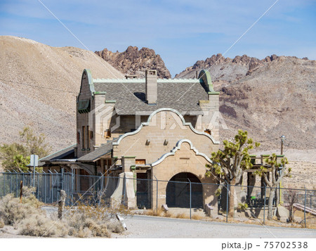 Sunny view of the abandon building in Rhyolite area 75702538