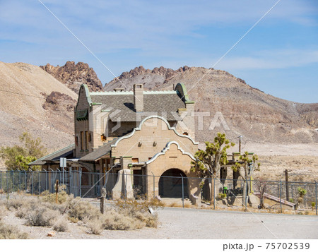 Sunny view of the abandon building in Rhyolite area 75702539