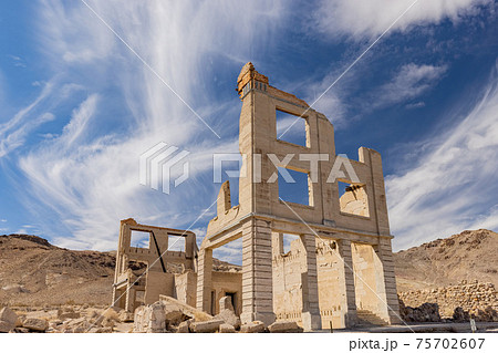 Sunny view of the abandon building in Rhyolite area 75702607