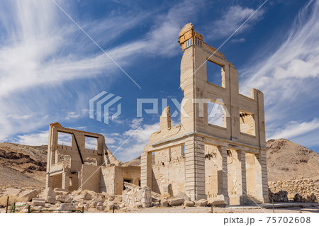 Sunny view of the abandon building in Rhyolite area 75702608