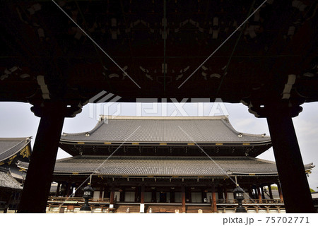 御影堂門から見た御影堂 東本願寺 御影堂門から見た御影堂 東本願寺 75702771