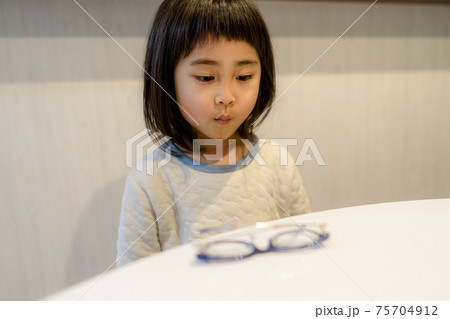 落ち込む子供　ネガティブイメージ 75704912