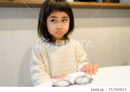 落ち込む子供 ネガティブイメージ 落ち込む子供 ネガティブイメージ 75704913