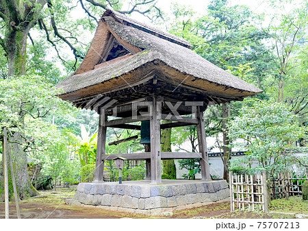 箱根湯本早雲寺の茅葺鐘楼 75707213