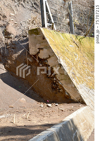 片付けられた土砂災害の後 75707215