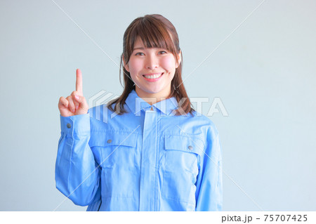 1つ目のポイントのポーズ_笑顔_ユニフォームの女性 75707425