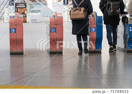 【小田急線 混雑する小田原駅の自動改札】 【小田急線 混雑する小田原駅の自動改札】 75708033