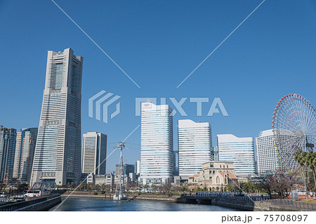 【みなとみらい ロープウェイとランドマークタワー】 【みなとみらい ロープウェイとランドマークタワー】 75708097