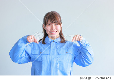 下を指さすポーズ_ユニフォームを着た女性 下を指さすポーズ_ユニフォームを着た女性 75708324