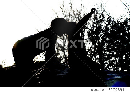 少年シルエット（指差す） 75708914