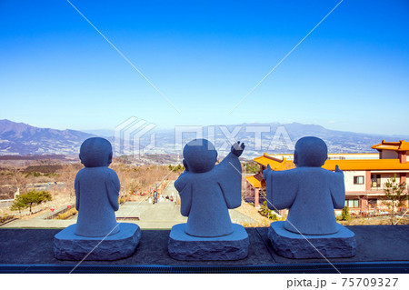 石仏と佛光山法水寺からの展望 75709327