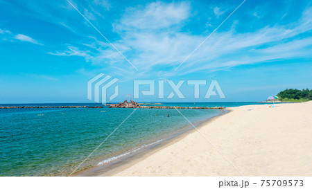 透明度が素晴らしいハワイ海水浴場  75709573