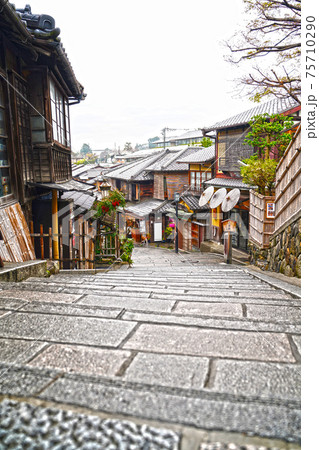 《京都府》雨の二年坂・清水寺の参道 《京都府》雨の二年坂・清水寺の参道 75710290