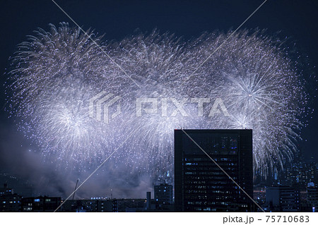 足立区花火19 横から見るの写真素材