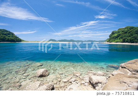 透明度の高い海 75710811
