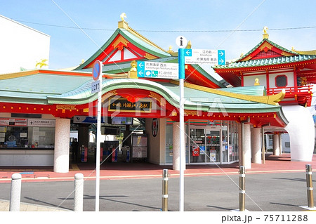 神奈川県藤沢市 小田急片瀬江ノ島駅新駅舎改札口前と観光地道案内の写真素材