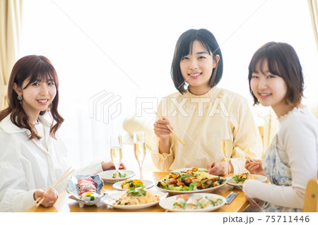 ホームパーティーをする若い女性 ホームパーティーをする若い女性 75711446