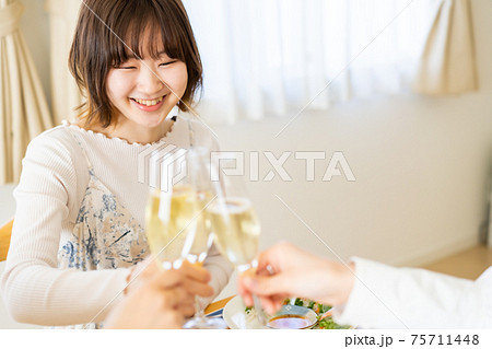 ホームパーティーをする若い女性 ホームパーティーをする若い女性 75711448